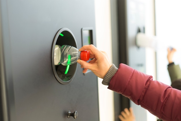 Recycling van plastic flessen in omgekeerde automatische machine.