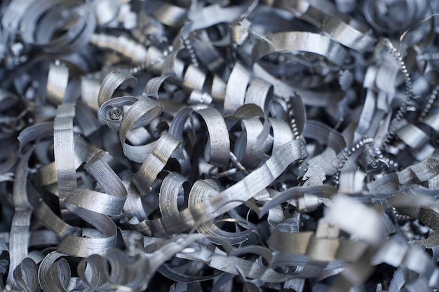Recycling van staalschroot Aluminiumchips na het bewerken van metalen onderdelen op een cnc-draaibank