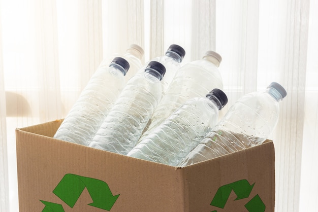 Recyclingbox gevuld met doorzichtige plastic containers