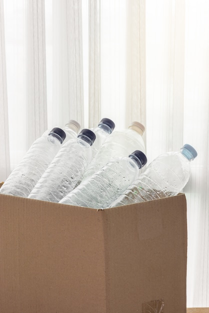 Recyclingdoos gevuld met doorzichtige plastic containers