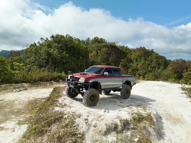 Phutajor Mountain의 높은 산에 있는 빨간색 4x4 자동차 보이지 않는 여행 사람들은 PhangngaThailand에서 캠핑 모험을 하러 갑니다 산 꼭대기에서 놀라운 계곡 전망