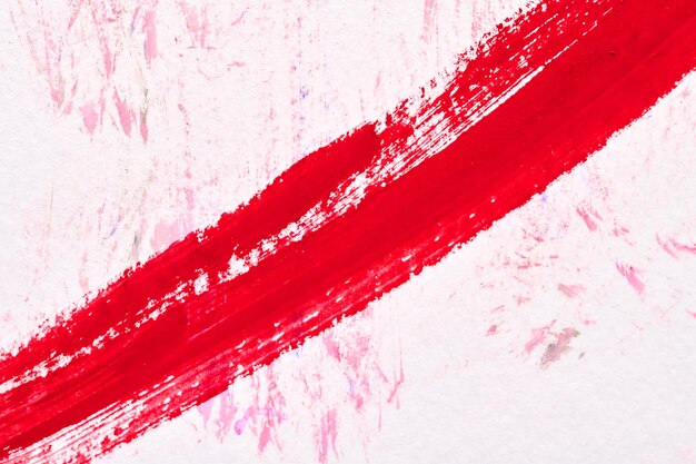 Фото Красный абстрактный художественный коллаж хаотичные мазки кистью и пятна краски на белой бумаге