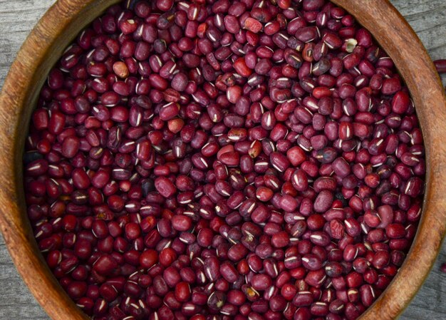 Photo red aduki beans on wooden bowl