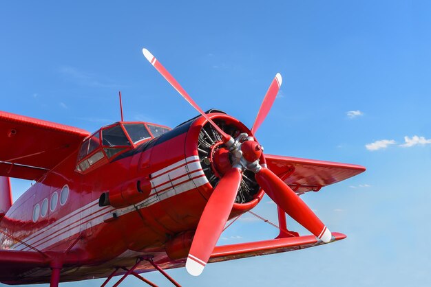 写真 空にプロペラを搭載した赤い飛行機