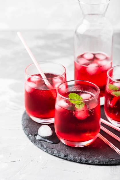 Coctail alcolico rosso con ghiaccio e menta