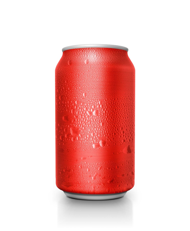 Photo red aluminum cans with water droplets on a white background