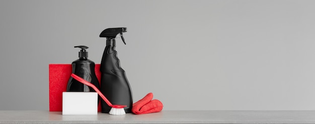 Красный и черный набор инструментов и инструментов для уборки кухни. нейтральный фон. копировать пространство.