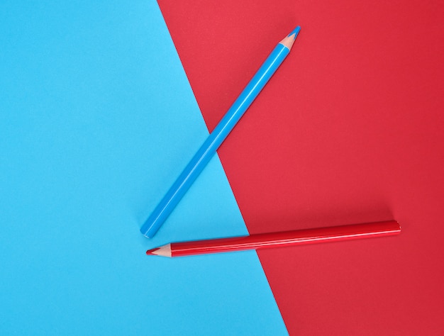 Фото Красные и синие деревянные карандаши на цвет абстрактных