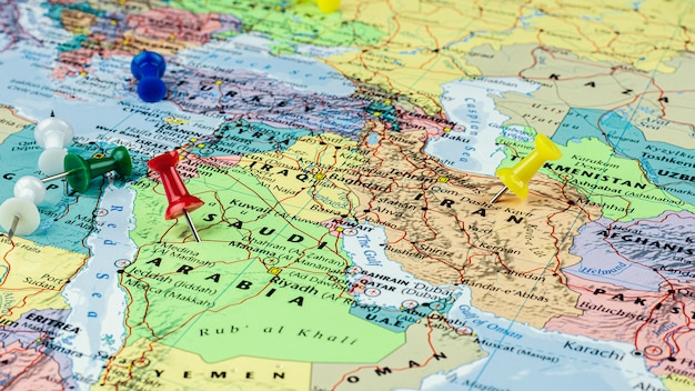 Фото Красный и желтый значок на карте саудовской аравии и ирана.