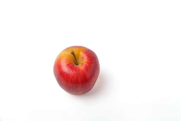 白い背景に赤いリンゴを孤立させた