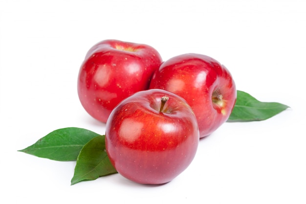白い背景で隔離赤いリンゴ