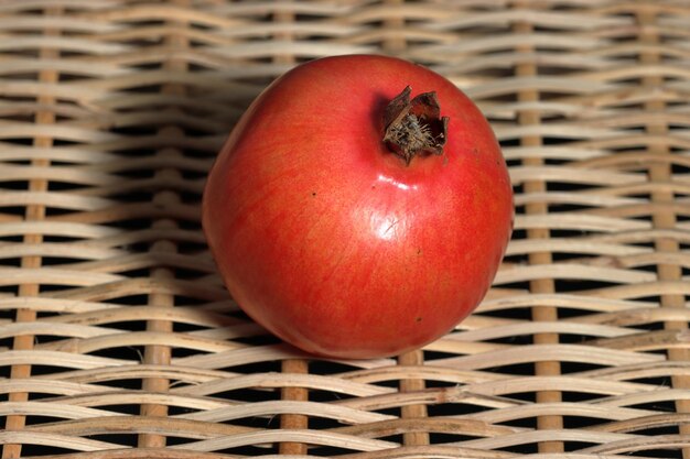 Photo a red apple on a wicker table