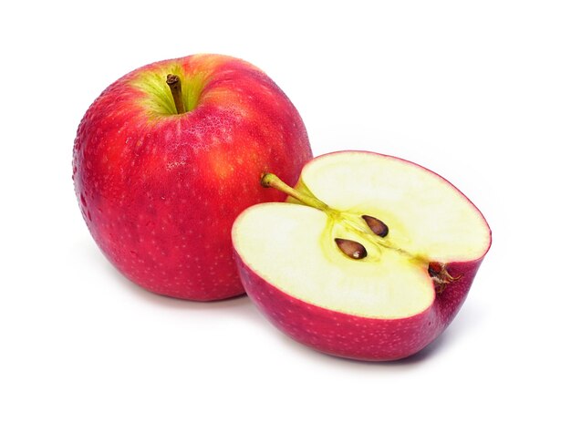 白い背景で隔離の水滴の半分と赤いリンゴ