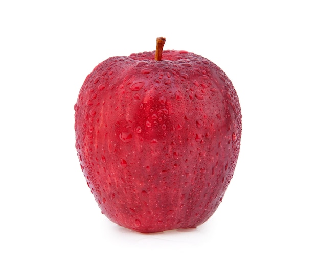 Красное яблоко с каплями воды, изолированные на белом фоне