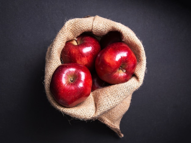 Photo red apples in the sackcloth bag