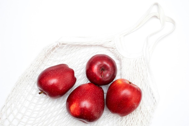 Foto mele rosse su un sacchetto della spesa eco bianco