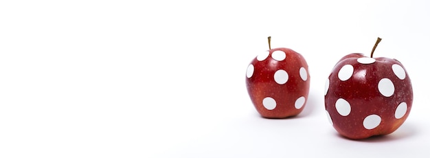 흰색 물방울 무늬가 있는 빨간 사과