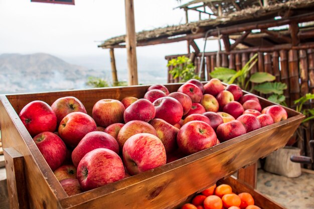 Красные яблоки в деревянной корзине на рынке