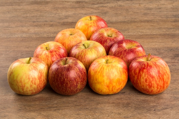 나무 표면에 빨간 사과입니다. 신선한 과일