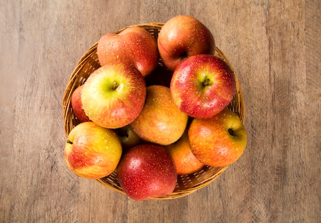 Mele rosse su una superficie in legno. frutta fresca