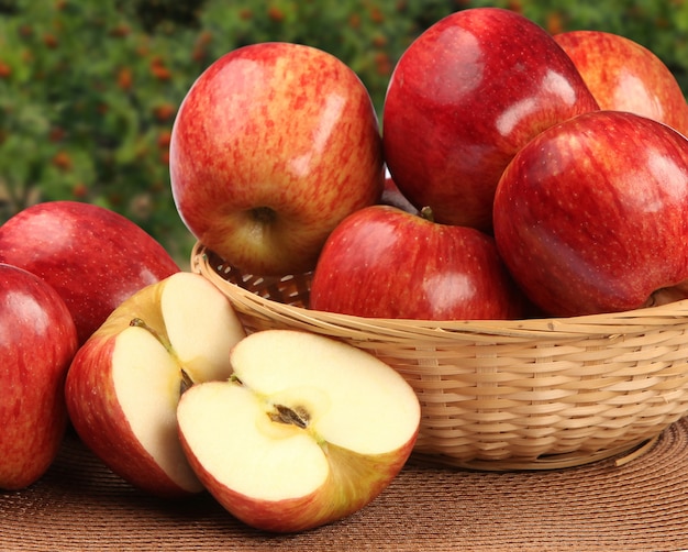 красные яблоки на деревянной поверхности. Свежие фрукты