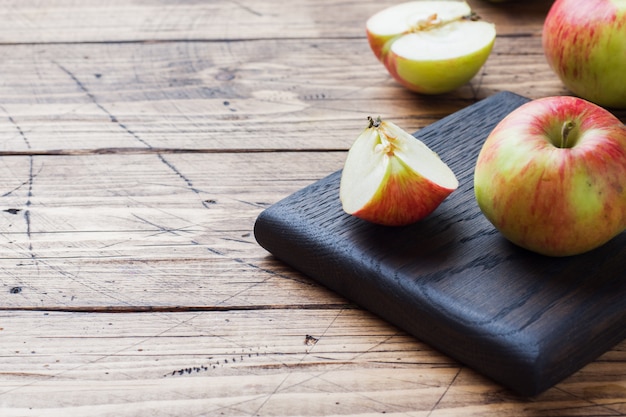 Photo red apples on a wooden table