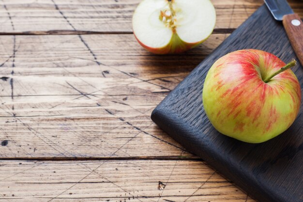 Photo red apples on a wooden table