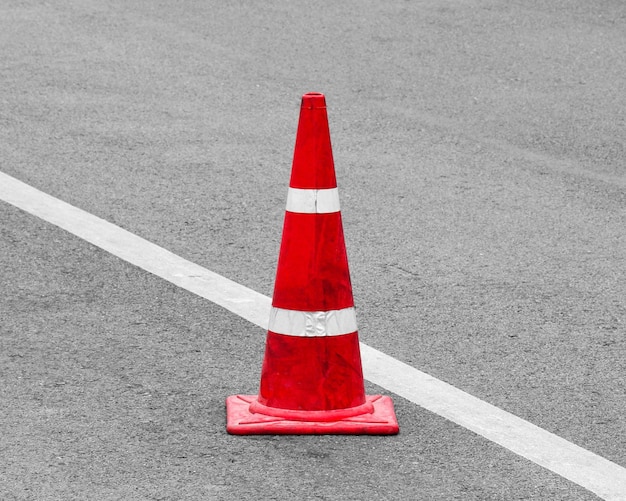 Photo red arrow sign on road in city