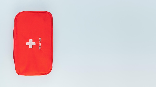 家庭用救急箱付きの赤いバッグさまざまな薬ビタミン薬抗生物質コピースペースフラットレイ