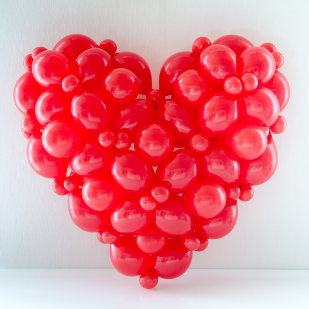 Фото Красный шар сердце из маленьких воздушных шаров