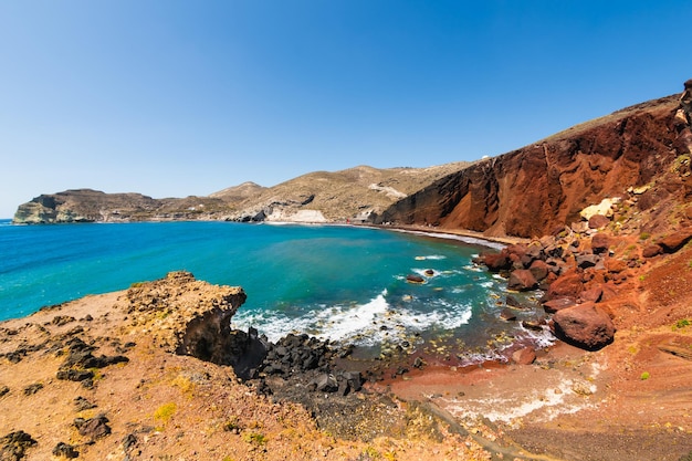 写真 サントリーニ島ギリシャの赤いビーチ赤い火山崖と青い海ビーチの黒い砂美しい夏の風景