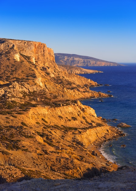 Foto red beach op het eiland kreta. een bovenaanzicht van de kust. rustige libische zee.