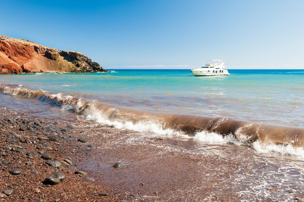 ギリシャ、サントリーニ島の赤いビーチ。夏の風景、海の景色