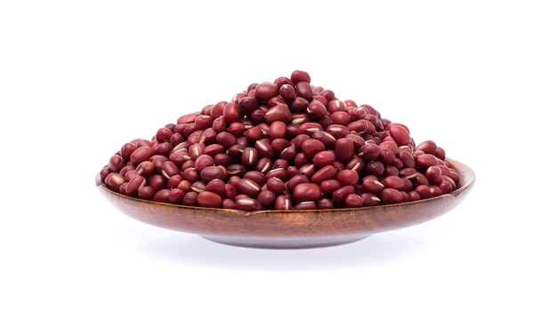 흰색 배경에 고립 된 나무 접시에 붉은 콩