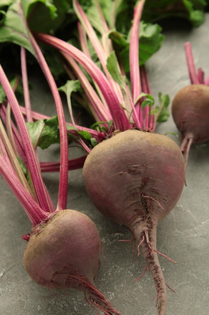 Photo red beetroot with green leaves on grey background organic beetroot vertical photo