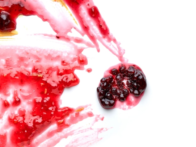 Пятно из красных ягод на белом фоне, вид сверху фрагмент макроса
