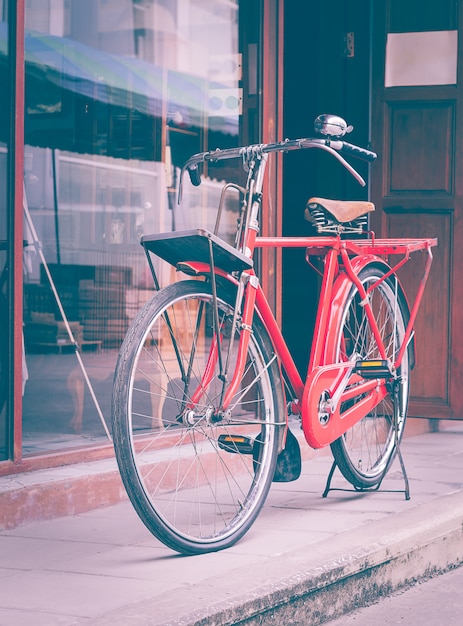 赤い自転車が通りに立っている