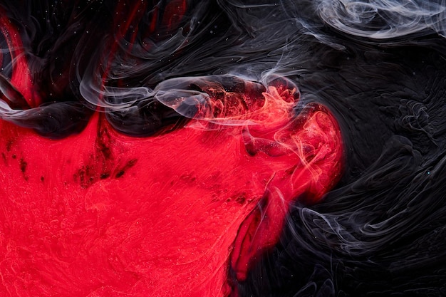 빨간색 검은색 추상 바다 배경 움직이는 연기의 물 구름 아래 페인트의 물보라와 파도