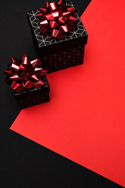 赤と黒の背景に幾何学模様と赤い弓の付いたボックス