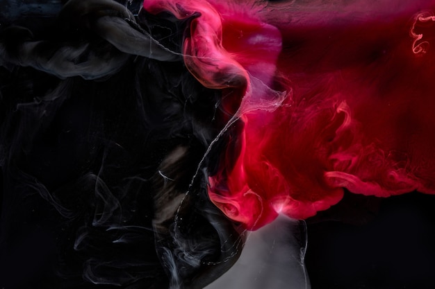赤黒顔料渦巻きインク抽象的な背景、水中の燻液ペイント