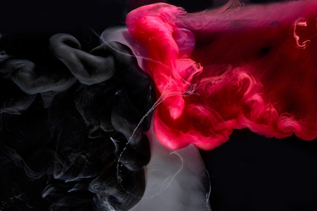 Красный черный пигмент циркулирующие чернила абстрактный фон, жидкая дымовая краска под водой