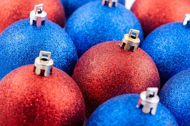 빨간색과 파란색 크리스마스 공 크리스마스 장난감 배경