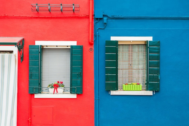 빨간색과 파란색 집입니다. 이탈리아 베니스 인근 부라노 섬의 다채로운 주택