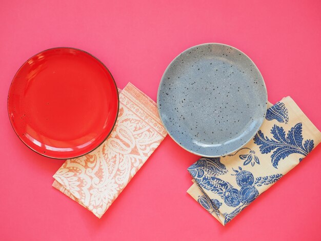 Photo red and blue plates on pink background