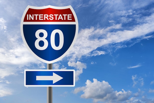 州間高速道路 80 号線の赤と青の道路標識
