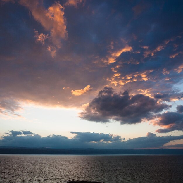 冬の死海に沈む赤と青の夕焼け雲