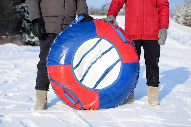 ダウンヒル スキー クローズ アップ アクティブなライフ スタイルの赤と青の冬のインフレータブル チューブ