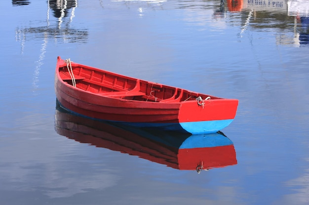 Photo red boat moored in water