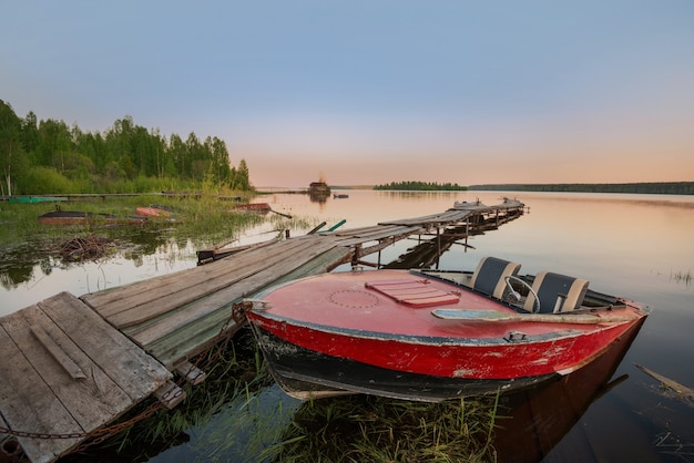 Красная лодка на пирсе