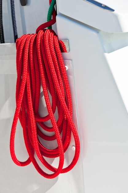 Photo red boat ropes on a yacht